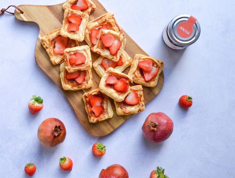 Le sfogliatelle con la confettura extra di fragole e melograno