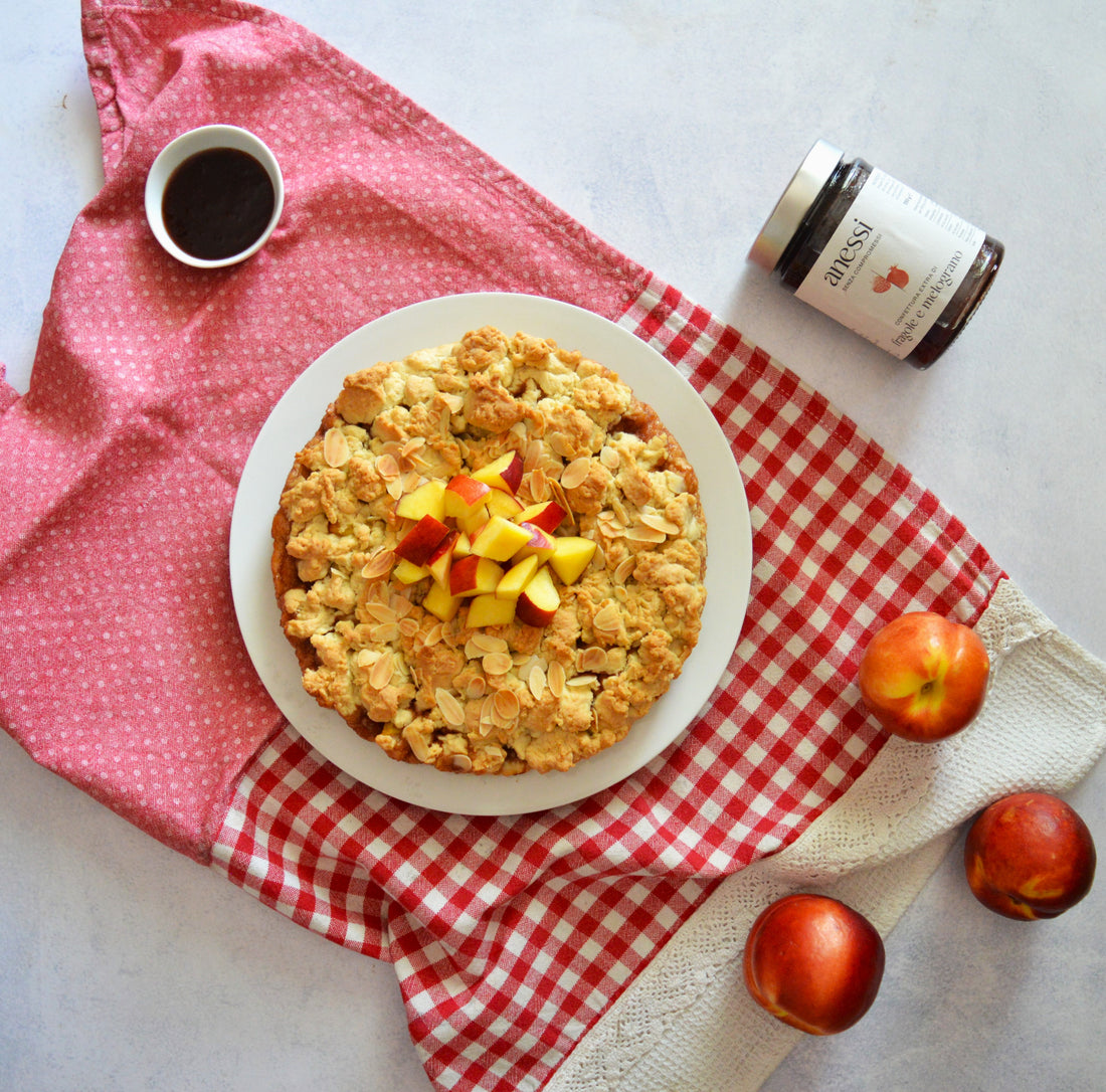 Sbriciolata con pesche e marmellata